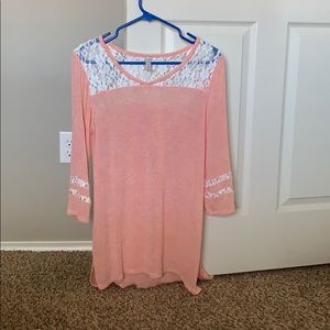 Thin half sleeve shirt with lace.